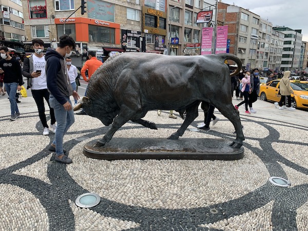 カドキョイの牛の銅像