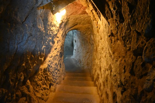 洞窟へ入っていく階段